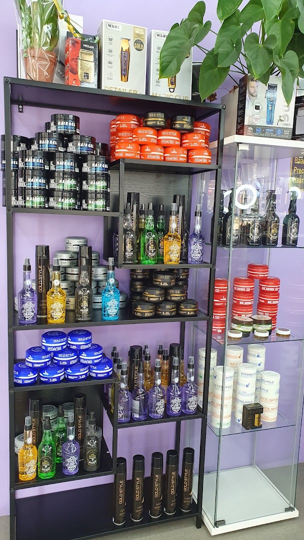 De productenwand met Wahl-tondeuses, gel en wax bij New Look