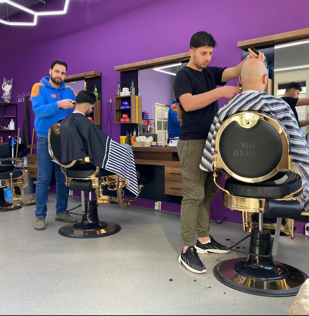 Twee barbiers van New Look aan het werk in de salon