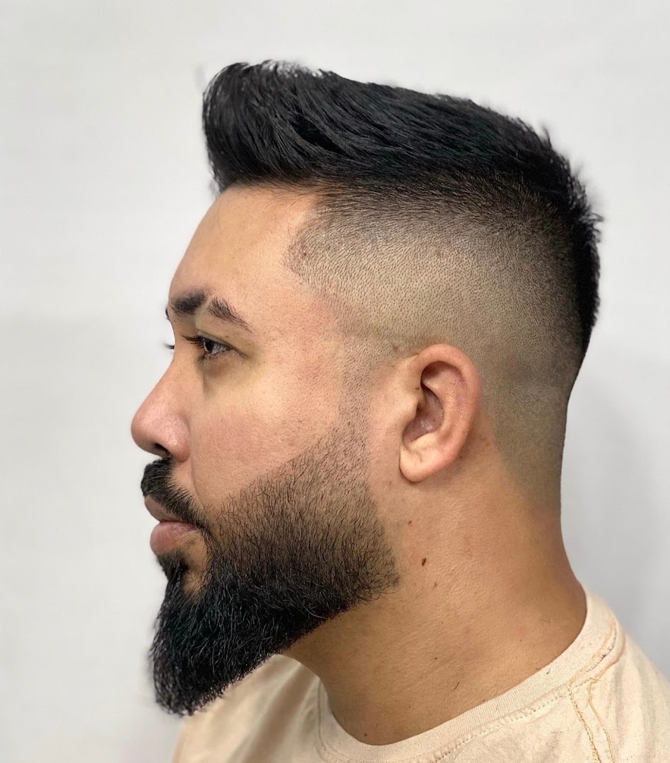 High fade met volle baard in model gebracht