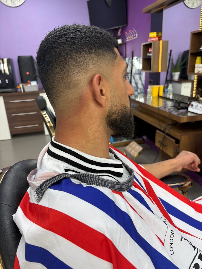 Strakke skin fade met baard, geknipt bij New Look