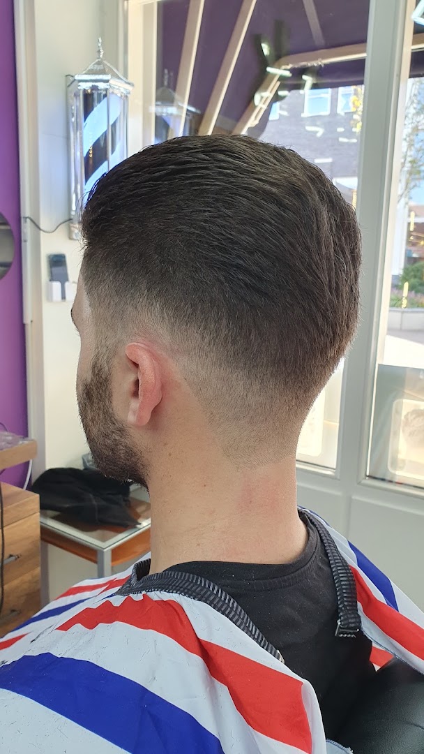 Taper fade in de nek, van achteren gezien
